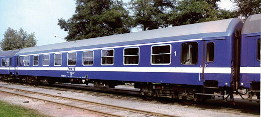 Passenger car 1st class type Y in early livery